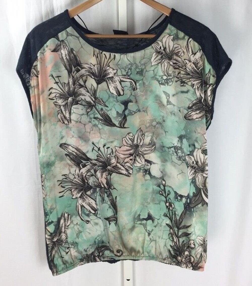 Bobeau Beautiful Floral Print Knit Back Short Sleeve Shirt Sz. M